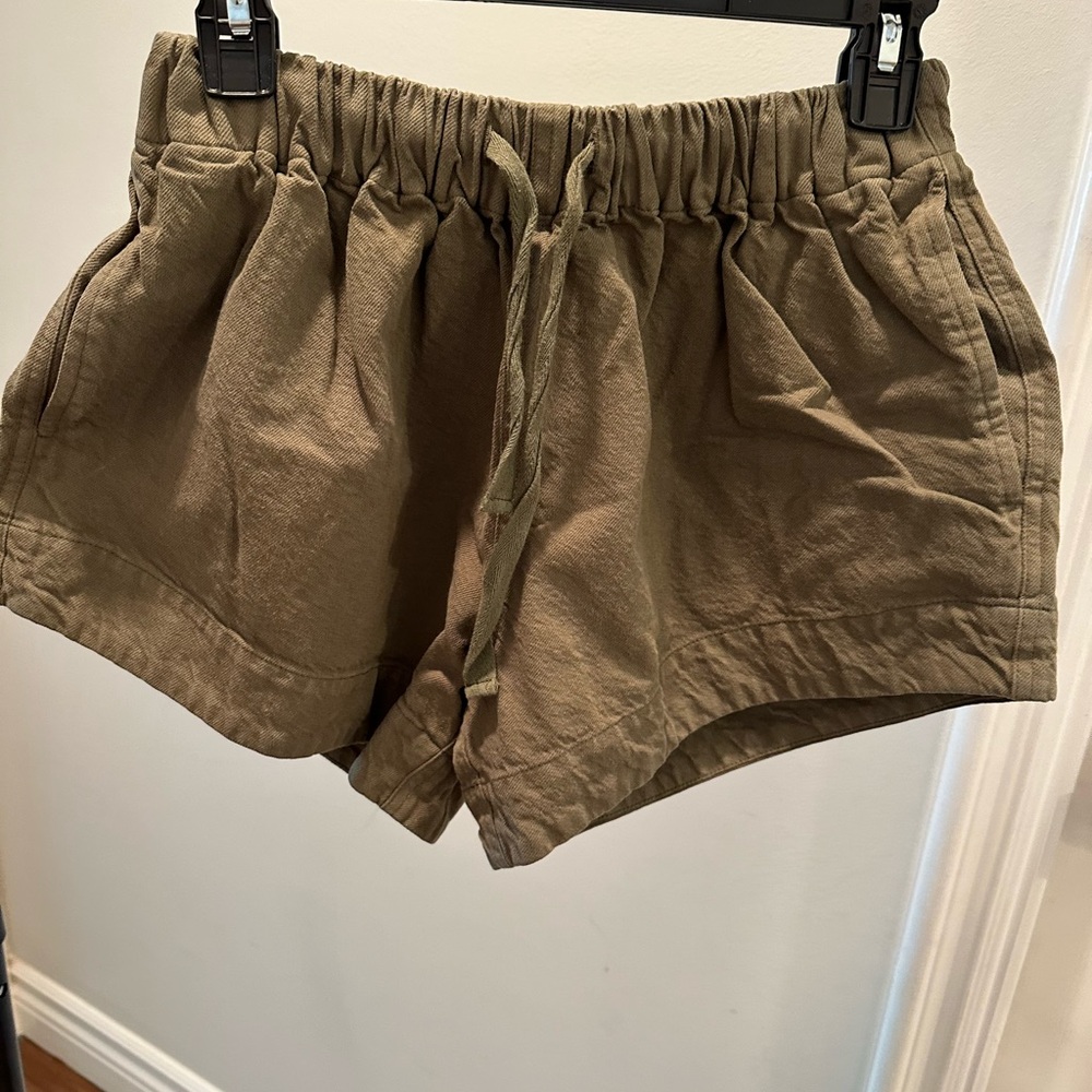 THE GREAT. Green and Tan Cargo Shorts with Elastic Waistband